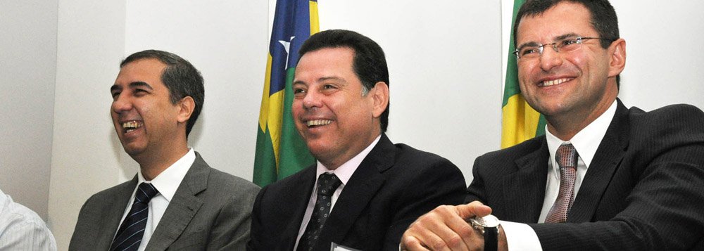 Governador Marconi Perillo na Entrega de Cheque Moradia
Na Foto:Vice Governador Jos� Eliton, Governador Marconi Perillo e Presidente da Agehab Marcos Abr�o
Local:Pal�cio Pedro Ludovico Teixeira.
Data:28.07.2011.
Foto:Wagnas Cabral. (Foto: Realle Palazzo-Martini) Governador Marconi Perillo na Entrega de Cheque Moradia
Na Foto:Vice Governador Jos� Eliton, Governador Marconi Perillo e Presidente da Agehab Marcos Abr�o
Local:Pal�cio Pedro Ludovico Teixeira.
Data:28.07.2011.
Foto:Wagnas Cabral.