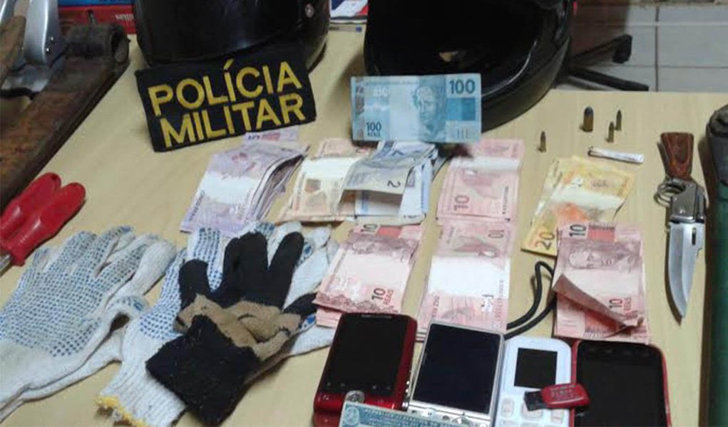 Com a quadrilha foram encontrados os dois capacetes e a moto usados no assalto à agência dos Correios, uma jaqueta branca utilizada no furto em um supermercado de grande porte na cidade, R$ 1.235,35, chaves de fenda, alicate industrial, 01 canivete em formato de revólver, algumas munições e um veículo Fiat Siena prata, usado para dar apoio aos delitos (Foto: Aquiles Lins) Com a quadrilha foram encontrados os dois capacetes e a moto usados no assalto à agência dos Correios, uma jaqueta branca utilizada no furto em um supermercado de grande porte na cidade, R$ 1.235,35, chaves de fenda, alicate industrial, 01 canivete em formato de revólver, algumas munições e um veículo Fiat Siena prata, usado para dar apoio aos delitos