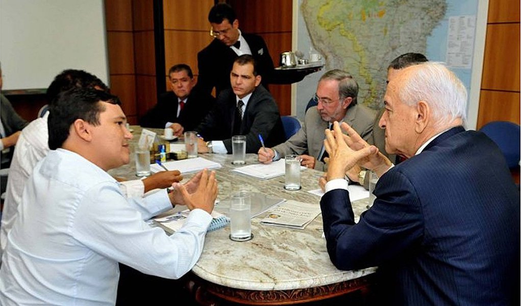 Ministro do Trabalho, Manoel Dias se comprometeu a agendar reunião com os ministros da Fazenda e da Secretaria-Geral da Presidência da República; trabalhadores organizam protestos e assembleia para quarta-feira; corte atinge mais de mil trabalhadores e, segundo a montadora, é "irreversível" (Foto: Gisele Federicce) Ministro do Trabalho, Manoel Dias se comprometeu a agendar reunião com os ministros da Fazenda e da Secretaria-Geral da Presidência da República; trabalhadores organizam protestos e assembleia para quarta-feira; corte atinge mais de mil trabalhadores e, segundo a montadora, é "irreversível"