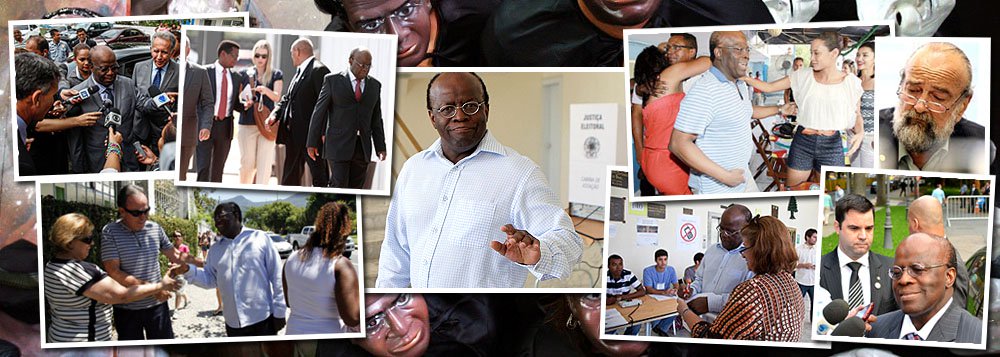 Presidente do Supremo Tribunal Federal embarcou no último sábado para uma semana de encontros com autoridades de Gana, Benin e Angola, para profundar as relações entre a Corte brasileira e países africanos; derrotado na fase dos embargos infringentes da AP 470, magistrado deixou o país após admitir que penas foram elevadas artificialmente para evitar a prescrição; acusado de desmoralizar o Supremo, Barbosa cogita, mais do que nunca, carreira política; está mais propenso a aceitar filiação ao PV, de José Luiz de França Penna, para disputar em 2014 vaga ao Senado pelo Rio de Janeiro (Foto: Roberta Namour) Presidente do Supremo Tribunal Federal embarcou no último sábado para uma semana de encontros com autoridades de Gana, Benin e Angola, para profundar as relações entre a Corte brasileira e países africanos; derrotado na fase dos embargos infringentes da AP 470, magistrado deixou o país após admitir que penas foram elevadas artificialmente para evitar a prescrição; acusado de desmoralizar o Supremo, Barbosa cogita, mais do que nunca, carreira política; está mais propenso a aceitar filiação ao PV, de José Luiz de França Penna, para disputar em 2014 vaga ao Senado pelo Rio de Janeiro