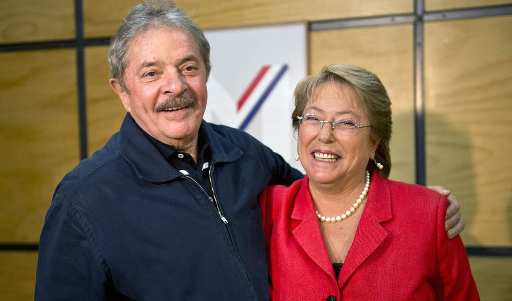 Em artigo, ex-presidente afirma que "a consagradora vitória" da candidata de esquerda Michelle Bachelet à presidência do Chile "revela também que o povo chileno, tal como os outros povos da região, anseia por um verdadeiro desenvolvimento"; segundo Lula, ela é uma "referência importante" no continente (Foto: Gisele Federicce) Em artigo, ex-presidente afirma que "a consagradora vitória" da candidata de esquerda Michelle Bachelet à presidência do Chile "revela também que o povo chileno, tal como os outros povos da região, anseia por um verdadeiro desenvolvimento"; segundo Lula, ela é uma "referência importante" no continente