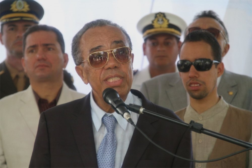 Prefeito João Alves Filho (DEM) reconheceu, durante entrevistas para as duas principais emissoras de TV locais, nesta segunda (17), a existência de muitos problemas na saúde pública municipal e, mais uma vez, defendeu que a implantação das organizações sociais (recentemente, liberadas pela Justiça) nas unidades de pronto-atendimento da Zona Norte e da Zona Sul melhorarão sensivelmente o setor; "Aprovamos o projeto das organizações sociais da Saúde que conseguem oferecer o mesmo padrão de qualidade das clínicas particulares com o menor custo. Implantaremos esse sistema na UPA das regiões Norte e Sul", prometeu (Foto: Valter Lima) Prefeito João Alves Filho (DEM) reconheceu, durante entrevistas para as duas principais emissoras de TV locais, nesta segunda (17), a existência de muitos problemas na saúde pública municipal e, mais uma vez, defendeu que a implantação das organizações sociais (recentemente, liberadas pela Justiça) nas unidades de pronto-atendimento da Zona Norte e da Zona Sul melhorarão sensivelmente o setor; "Aprovamos o projeto das organizações sociais da Saúde que conseguem oferecer o mesmo padrão de qualidade das clínicas particulares com o menor custo. Implantaremos esse sistema na UPA das regiões Norte e Sul", prometeu