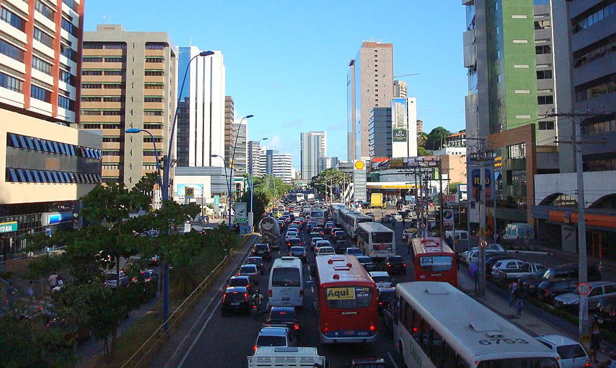 A partir do próximo dia 31 parte das linhas de ônibus que circulam pela avenida será relocada para a pista que fica ao lado do Salvador Shopping; medida da Transalvador tem objetivo de melhorar as condições de tráfego da Tancredo Neves, que é a mais movimentada da capital baiana; com a mudança, será alterado o trajeto de 40% dos 200 ônibus que circulam a cada hora pelo local (Foto: Romulo Faro) A partir do próximo dia 31 parte das linhas de ônibus que circulam pela avenida será relocada para a pista que fica ao lado do Salvador Shopping; medida da Transalvador tem objetivo de melhorar as condições de tráfego da Tancredo Neves, que é a mais movimentada da capital baiana; com a mudança, será alterado o trajeto de 40% dos 200 ônibus que circulam a cada hora pelo local