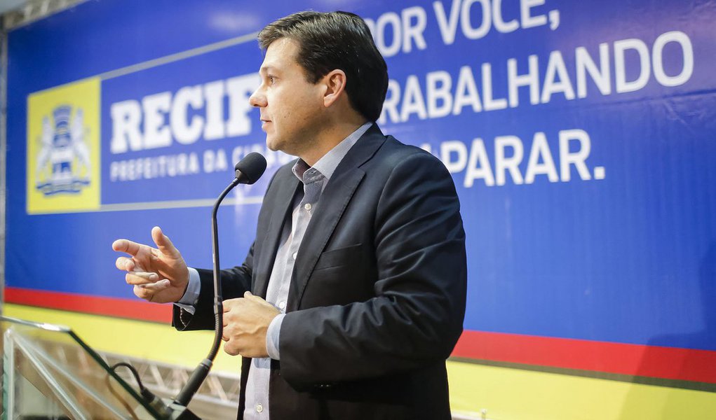 Prefeito do Recife, Geraldo Julio (PSB), admitiu que a Capital ainda não está pronta para enfrentar chuvas como a que assolou a cidade nesta terça-feira (22), onde foram registrados 81 milímetros em três horas, o maior índice em 10 anos; “O que deveria chover durante 12 dias em abril, choveu em três horas. Nenhuma cidade do mundo está preparada para isso, muito menos o Recife”, afirmou o gestor (Foto: Mariana Almeida) Prefeito do Recife, Geraldo Julio (PSB), admitiu que a Capital ainda não está pronta para enfrentar chuvas como a que assolou a cidade nesta terça-feira (22), onde foram registrados 81 milímetros em três horas, o maior índice em 10 anos; “O que deveria chover durante 12 dias em abril, choveu em três horas. Nenhuma cidade do mundo está preparada para isso, muito menos o Recife”, afirmou o gestor