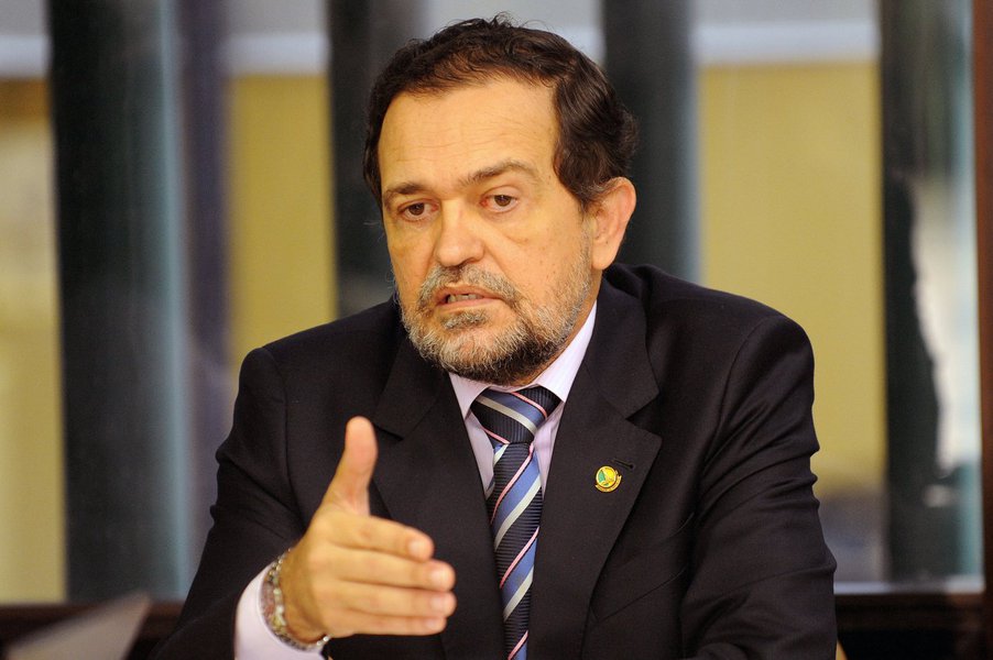 Se houver entendimento entre as lideranças e os parlamentares não anteciparem o esvaziamento da Casa com a chegada da Semana Santa, a matéria pode ser apreciada no Senado na quarta (16); "Nós da bancada do PT já tínhamos decidido, na semana passada, que íamos trabalhar para a votação do requerimento de urgência. Nós vamos assinar o requerimento e vamos ficar 'ultra felizes' e assinaremos se o PMDB apresentar um requerimento", afirma o senador Walter Pinheiro, do PT-BA (Foto: Romulo Faro) Se houver entendimento entre as lideranças e os parlamentares não anteciparem o esvaziamento da Casa com a chegada da Semana Santa, a matéria pode ser apreciada no Senado na quarta (16); "Nós da bancada do PT já tínhamos decidido, na semana passada, que íamos trabalhar para a votação do requerimento de urgência. Nós vamos assinar o requerimento e vamos ficar 'ultra felizes' e assinaremos se o PMDB apresentar um requerimento", afirma o senador Walter Pinheiro, do PT-BA