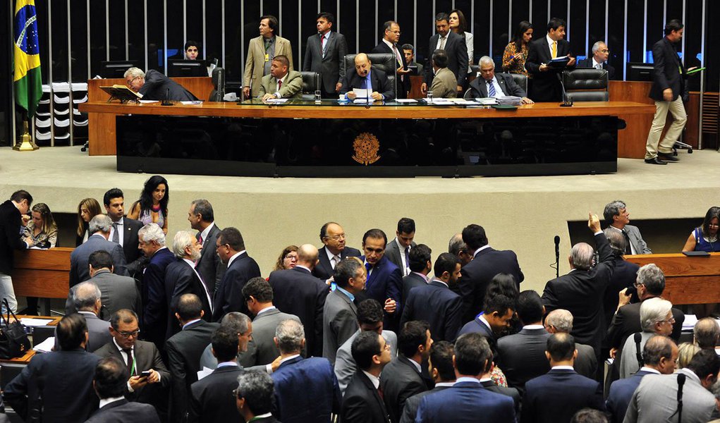 Medida provisória 637 abre crédito extraordinário de R$ 1,97 bilhão para nove ministérios; desse total, cerca de R$ 1,31 bilhão destinam-se às áreas atingidas por desastres; MP será agora encaminhada à apreciação do Senado; maior parte dos recursos vai para a Integração Nacional (Foto: Valter Lima) Medida provisória 637 abre crédito extraordinário de R$ 1,97 bilhão para nove ministérios; desse total, cerca de R$ 1,31 bilhão destinam-se às áreas atingidas por desastres; MP será agora encaminhada à apreciação do Senado; maior parte dos recursos vai para a Integração Nacional