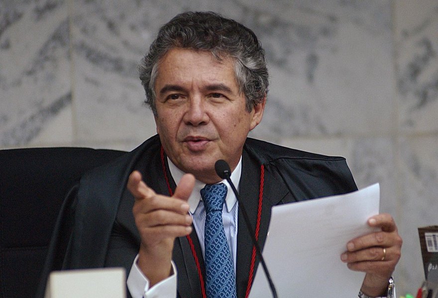 Presidente do Tribunal Superior Eleitoral, o ministro Marco Aurélio Mello comenta o debate sobre a obrigatoriedade do voto, no ano que será marcado por eleições para presidente, governadores, senadores e deputados; "Já demonstrei apoio à extensão do voto facultativo a todos os eleitores. Reconheço que, para tanto, o Brasil precisa de maturação educacional, cívica e social", diz ele; Mello afirma, ainda, que a Justiça Eleitoral punirá candidatos que abusem do poder econômico (Foto: Leonardo Attuch) Presidente do Tribunal Superior Eleitoral, o ministro Marco Aurélio Mello comenta o debate sobre a obrigatoriedade do voto, no ano que será marcado por eleições para presidente, governadores, senadores e deputados; "Já demonstrei apoio à extensão do voto facultativo a todos os eleitores. Reconheço que, para tanto, o Brasil precisa de maturação educacional, cívica e social", diz ele; Mello afirma, ainda, que a Justiça Eleitoral punirá candidatos que abusem do poder econômico
