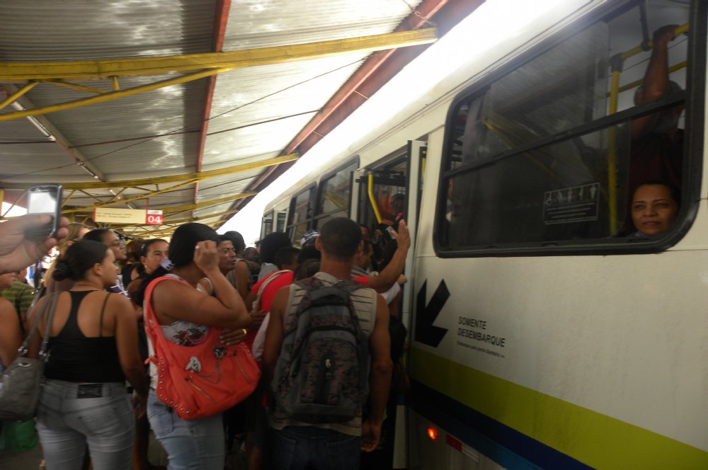 Militante do movimento "Não Pago", a bacharela em Direito Liziane Monteiro, escreve ao Sergipe 247 em tom de revolta contra proposta do sindicato dos empresários de ônibus de elevar a tarifa do transporte público da Grande Aracaju dos atuais R$ 2,35 para R$ 2,71; "Mesmo que a qualidade do transporte público em Aracaju se comparasse aos mais eficientes sistemas mundiais, ainda assim o índice de reajuste proposto - 15,48% - seria tido como surreal. O percentual de aumento da tarifa sugerido pelos empresários do setor de transporte coletivo torna-se ainda mais aberrante quando comparado a outros índices", afirma (Foto: Valter Lima) Militante do movimento "Não Pago", a bacharela em Direito Liziane Monteiro, escreve ao Sergipe 247 em tom de revolta contra proposta do sindicato dos empresários de ônibus de elevar a tarifa do transporte público da Grande Aracaju dos atuais R$ 2,35 para R$ 2,71; "Mesmo que a qualidade do transporte público em Aracaju se comparasse aos mais eficientes sistemas mundiais, ainda assim o índice de reajuste proposto - 15,48% - seria tido como surreal. O percentual de aumento da tarifa sugerido pelos empresários do setor de transporte coletivo torna-se ainda mais aberrante quando comparado a outros índices", afirma