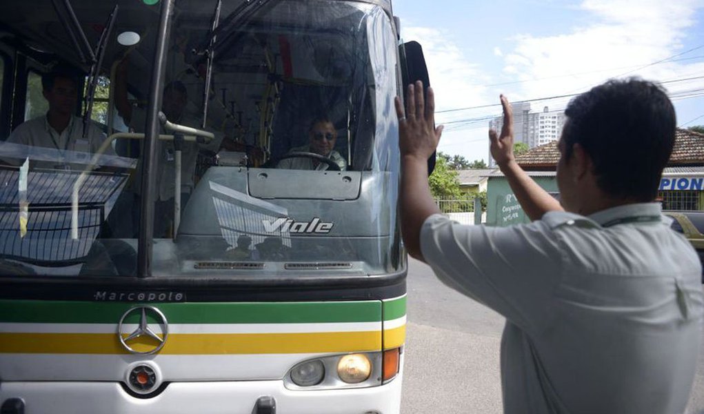 Um grupo de rodoviários protesta em frente à duas empresas do consórcio STS, na zona sul de Porto Alegre; trabalhadores bloqueiam as garagens da Viação Teresópolis Cavalhada (VTC) e da Trevo, impedindo as saídas dos ônibus; o motivo da mobilização é o desconto nos salários relativo ao período da greve encerrada no mês passado, que durou 15 dias e a demissão de um funcionário da VTC
(Foto: Leonardo Lucena) Um grupo de rodoviários protesta em frente à duas empresas do consórcio STS, na zona sul de Porto Alegre; trabalhadores bloqueiam as garagens da Viação Teresópolis Cavalhada (VTC) e da Trevo, impedindo as saídas dos ônibus; o motivo da mobilização é o desconto nos salários relativo ao período da greve encerrada no mês passado, que durou 15 dias e a demissão de um funcionário da VTC