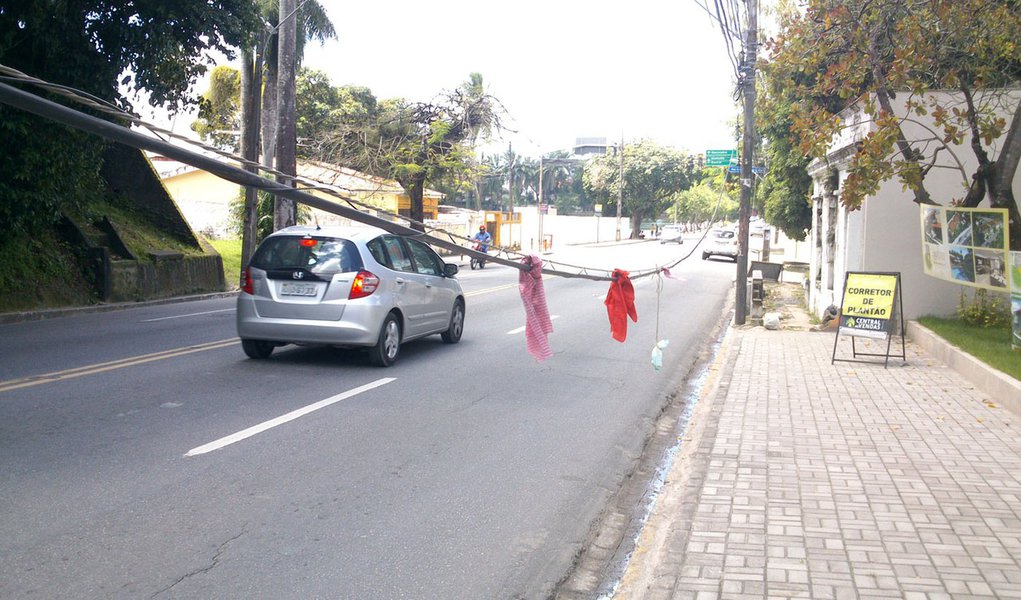 A Companhia Energética de Pernambuco (Celpe) e a Empresa de Manutenção e Limpeza Urbana (Emlurb) foram responsabilizadas pela Polícia Civil pela morte do músico Davi Lima Santiago Filho, de 37 anos; Davi foi eletrocutado ao encostar em um fio solto enquanto passeava com um cachorro, na Zona Sul do Recife, em junho do ano passado (Foto: Mariana Almeida) A Companhia Energética de Pernambuco (Celpe) e a Empresa de Manutenção e Limpeza Urbana (Emlurb) foram responsabilizadas pela Polícia Civil pela morte do músico Davi Lima Santiago Filho, de 37 anos; Davi foi eletrocutado ao encostar em um fio solto enquanto passeava com um cachorro, na Zona Sul do Recife, em junho do ano passado
