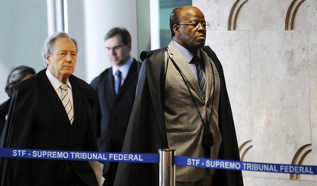 Após bate boca no plenário, Joaquim Barbosa e Ricardo Lewandowski voltaram a discutir no Salão Branco: "Vossa Excelência não vai fazer comigo o que fez com o ministro Britto!", interpelou o presidente da Corte, dedo em riste, acusando Lewandowski de tentar atrasar o julgamento lendo "artigos de jornal". O revisor da AP 470 rebateu: "O senhor me respeite! Isto aqui é uma corte de tradição multissecular!" (Foto: Roberta Namour) Após bate boca no plenário, Joaquim Barbosa e Ricardo Lewandowski voltaram a discutir no Salão Branco: "Vossa Excelência não vai fazer comigo o que fez com o ministro Britto!", interpelou o presidente da Corte, dedo em riste, acusando Lewandowski de tentar atrasar o julgamento lendo "artigos de jornal". O revisor da AP 470 rebateu: "O senhor me respeite! Isto aqui é uma corte de tradição multissecular!"