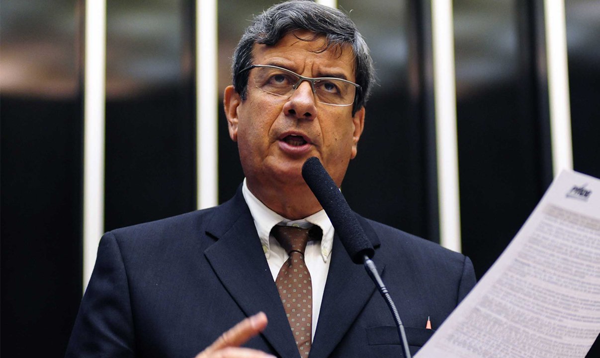 "Indignado" com informações de que Banco do Brasil, Caixa Econômica Federal e outros órgãos de União gastaram R$ 9 milhões com ingressos da Copa para distribuir a 'vips', o deputado federal baiano Colbert Martins, do PMDB, enviou ofício ao Ministério Público pedindo investigação para apurar se a compra dos bilhetes é legal; para o parlamentar, "a atitude dos bancos é desrespeitosa com a sociedade, pois não representa interesses públicos" (Foto: Romulo Faro) "Indignado" com informações de que Banco do Brasil, Caixa Econômica Federal e outros órgãos de União gastaram R$ 9 milhões com ingressos da Copa para distribuir a 'vips', o deputado federal baiano Colbert Martins, do PMDB, enviou ofício ao Ministério Público pedindo investigação para apurar se a compra dos bilhetes é legal; para o parlamentar, "a atitude dos bancos é desrespeitosa com a sociedade, pois não representa interesses públicos"