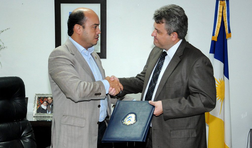 "Tenho orgulho em assinar a nomeação de André Matos para o TCE. Um homem íntegro, respeitado em todo o meio jurídico e muito profissional", destacou o governador Sandoval Cardoso (SD); André Matos, que exercia o cargo de procurador geral do Estado, ressaltou que quer atuar junto com os municípios, os auxiliado de forma permanente; "Defendo que a reprimenda seja o último recurso, antes temos que auxiliar os municípios a fazer as coisas corretamente", destacou; em seu lugar, assumiu a PGE a procuradora Rosanna Albuquerque (Foto: Aquiles Lins) "Tenho orgulho em assinar a nomeação de André Matos para o TCE. Um homem íntegro, respeitado em todo o meio jurídico e muito profissional", destacou o governador Sandoval Cardoso (SD); André Matos, que exercia o cargo de procurador geral do Estado, ressaltou que quer atuar junto com os municípios, os auxiliado de forma permanente; "Defendo que a reprimenda seja o último recurso, antes temos que auxiliar os municípios a fazer as coisas corretamente", destacou; em seu lugar, assumiu a PGE a procuradora Rosanna Albuquerque