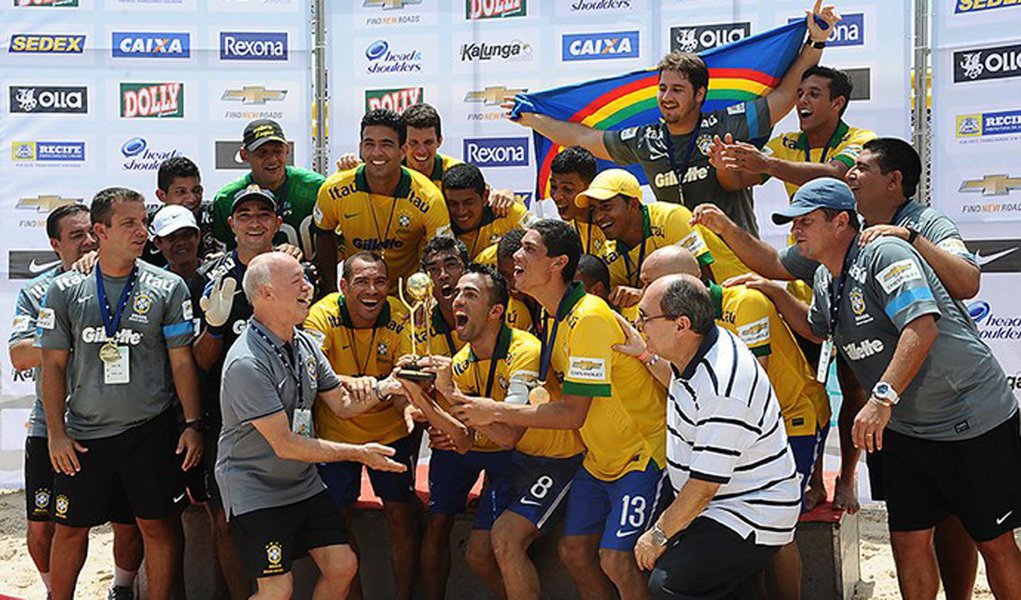 A Seleção Brasileira de Futebol de Areia derrotou, no Recife, a seleção portuguesa por 7 a 4 e conquistou o tricampeonato da Copa das Nações; a seleção da Suíça ficou em terceiro lugar ao derrotar o Uruguai por 5 a 3 (Foto: Leonardo Lucena) A Seleção Brasileira de Futebol de Areia derrotou, no Recife, a seleção portuguesa por 7 a 4 e conquistou o tricampeonato da Copa das Nações; a seleção da Suíça ficou em terceiro lugar ao derrotar o Uruguai por 5 a 3