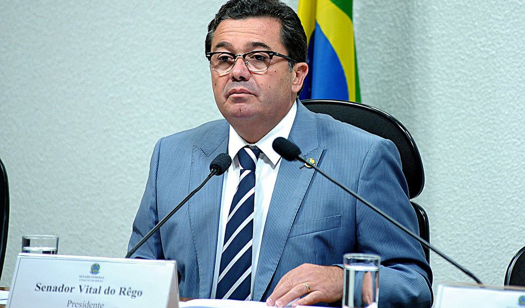 Presidente da Comissão Parlamentar Mista de Inquérito (CPI mista) da Petrobras, o senador Vital do Rêgo (PMDB-PB) diz que há muita coisa para ser esclarecida com relação aos quatro eixos das CPIs: compra da refinaria de Pasadena, indícios de pagamento de propina a funcionários da estatal pela companhia holandesa SBM Offshore, denúncias de plataformas lançadas ao mar sem equipamentos de segurança e indícios de superfaturamento na construção de refinarias (Foto: Roberta Namour) Presidente da Comissão Parlamentar Mista de Inquérito (CPI mista) da Petrobras, o senador Vital do Rêgo (PMDB-PB) diz que há muita coisa para ser esclarecida com relação aos quatro eixos das CPIs: compra da refinaria de Pasadena, indícios de pagamento de propina a funcionários da estatal pela companhia holandesa SBM Offshore, denúncias de plataformas lançadas ao mar sem equipamentos de segurança e indícios de superfaturamento na construção de refinarias