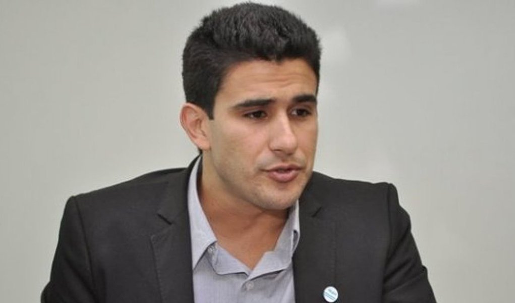 O presidente do diretório metropolitano do PP, Tiago Andrino, se reúne nesta quarta-feira, 4, às 19 horas, na sede do partido em Palmas, com integrantes do diretório para discutir a crise instaurada no partido, depois das declarações de Amastha contrárias ao apoio do partido à reeleição do governador Sandoval Cardoso (SD); Andrino foi a Brasília conversar com líderes do diretório nacional, para tentar contornar o mal estar com a direção estadual, que ameaça não dar legenda a uma candidatura a deputado federal para Andrino (Foto: Aquiles Lins) O presidente do diretório metropolitano do PP, Tiago Andrino, se reúne nesta quarta-feira, 4, às 19 horas, na sede do partido em Palmas, com integrantes do diretório para discutir a crise instaurada no partido, depois das declarações de Amastha contrárias ao apoio do partido à reeleição do governador Sandoval Cardoso (SD); Andrino foi a Brasília conversar com líderes do diretório nacional, para tentar contornar o mal estar com a direção estadual, que ameaça não dar legenda a uma candidatura a deputado federal para Andrino
