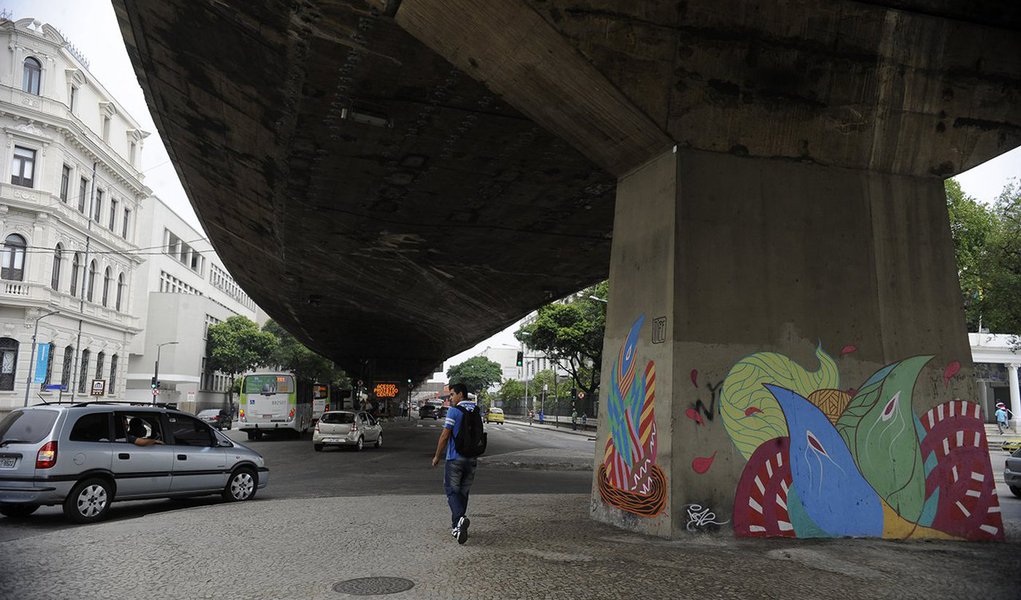 A Prefeitura do Rio vai implodir, do dia 20 de abril, domingo de Páscoa, um trecho de 300 m do viaduto da Perimetral, na altura da Praça Mauá; em novembro de 2013, foi implodido o primeiro trecho de 1.050 m entre as ruas Professor Pereira Reis e Silvino Montenegro; em fevereiro, começou a segunda etapa do processo de remoção da Perimetral com a retirada dos 1.163 m por demolição a frio (desmonte) da Praça Mauá à Avenida General Justo (Foto: Leonardo Lucena) A Prefeitura do Rio vai implodir, do dia 20 de abril, domingo de Páscoa, um trecho de 300 m do viaduto da Perimetral, na altura da Praça Mauá; em novembro de 2013, foi implodido o primeiro trecho de 1.050 m entre as ruas Professor Pereira Reis e Silvino Montenegro; em fevereiro, começou a segunda etapa do processo de remoção da Perimetral com a retirada dos 1.163 m por demolição a frio (desmonte) da Praça Mauá à Avenida General Justo