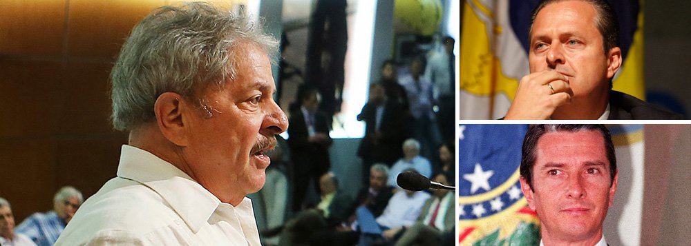 Ex-presidente Lula comparou governador de Pernambuco e presidenciável Eduardo Campos (PSB) com o ex-presidente Fernando Collor, eleito em 1989 e alvo de um impeachment em 1992; "A minha grande preocupação é repetir o que aconteceu em 1989: que venha um desconhecido, que se apresente muito bem, jovem... e nós vimos o que deu", disse ele a empresários paranaenses na última sexta-feira, segundo o jornalista Fernando Rodrigues (Foto: Paulo Emílio) Ex-presidente Lula comparou governador de Pernambuco e presidenciável Eduardo Campos (PSB) com o ex-presidente Fernando Collor, eleito em 1989 e alvo de um impeachment em 1992; "A minha grande preocupação é repetir o que aconteceu em 1989: que venha um desconhecido, que se apresente muito bem, jovem... e nós vimos o que deu", disse ele a empresários paranaenses na última sexta-feira, segundo o jornalista Fernando Rodrigues