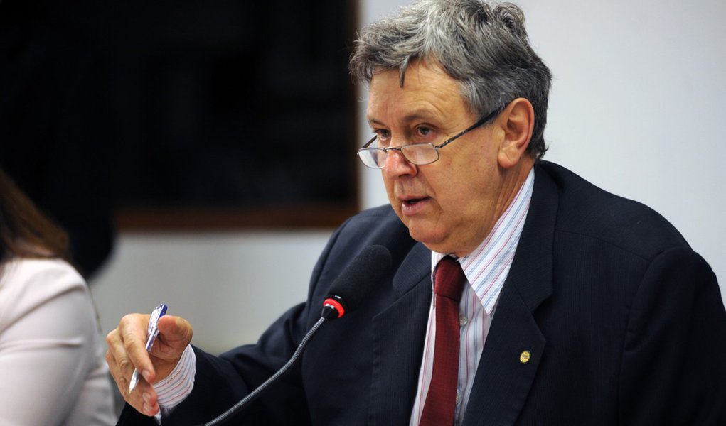 Se já não bastasse o fato de se referir a índios, negros e homossexuais como "tudo o que não presta", o deputado federal Luiz Carlos Heinze (PP-RS) voltou a criticar o tratamento, ao que deu a entender, privilegiado, dado pelo governo a esse grupo; "Tem no Palácio do Planalto um ministro da presidenta Dilma, chamado Gilberto Carvalho, que aninha em seu gabinete índios, negros, sem-terra, gays, lésbicas. Não esperem que essa gente vá resolver o nosso problema", disse (Foto: Leonardo Lucena) Se já não bastasse o fato de se referir a índios, negros e homossexuais como "tudo o que não presta", o deputado federal Luiz Carlos Heinze (PP-RS) voltou a criticar o tratamento, ao que deu a entender, privilegiado, dado pelo governo a esse grupo; "Tem no Palácio do Planalto um ministro da presidenta Dilma, chamado Gilberto Carvalho, que aninha em seu gabinete índios, negros, sem-terra, gays, lésbicas. Não esperem que essa gente vá resolver o nosso problema", disse
