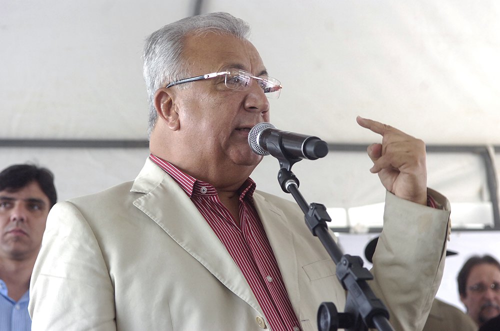 Governador Jackson Barreto (PMDB) rebate críticas de que teria sido irônico com as paralisações dos servidores do Estado; "Infelizmente, algumas pessoas e setores da imprensa interpretaram a declaração de forma maldosa. O que não foi minha intenção. Quando falei isso, pedi paz. Foi uma mensagem de paz, dizendo para que as pessoas não venham armadas. Que cheguem com os espíritos desarmados, com amor, da mesma forma que estou: com o coração aberto e querendo paz", afirmou (Foto: Valter Lima) Governador Jackson Barreto (PMDB) rebate críticas de que teria sido irônico com as paralisações dos servidores do Estado; "Infelizmente, algumas pessoas e setores da imprensa interpretaram a declaração de forma maldosa. O que não foi minha intenção. Quando falei isso, pedi paz. Foi uma mensagem de paz, dizendo para que as pessoas não venham armadas. Que cheguem com os espíritos desarmados, com amor, da mesma forma que estou: com o coração aberto e querendo paz", afirmou