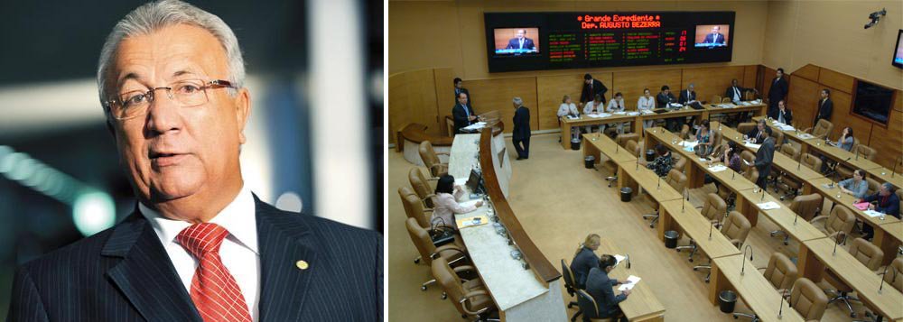 Projeto de lei define critérios de distribuição do Valor Adicionado Fiscal, gerado pela extração, industrialização e comercialização dos produtos decorrentes do minério carnalita; o governador Jackson Barreto telefonou nesta sexta (28) para dar a notícia ao presidente da Vale, Murilo Ferreira, que ficou muito satisfeito com a informação e que torce pela breve viabilização do projeto; o PL é resultado do consenso obtido em reunião realizada no último dia 24 de fevereiro, com a participação dos prefeitos dos municípios envolvidos na questão, Ezequiel Ferreira Leite Neto, de Capela, e Hélio Sobral Leite, de Japaratuba, além do secretário de Estado da Fazenda, Jéferson Dantas Passos, e do Diretor Industrial de Potássio da empresa mineradora (Foto: Valter Lima) Projeto de lei define critérios de distribuição do Valor Adicionado Fiscal, gerado pela extração, industrialização e comercialização dos produtos decorrentes do minério carnalita; o governador Jackson Barreto telefonou nesta sexta (28) para dar a notícia ao presidente da Vale, Murilo Ferreira, que ficou muito satisfeito com a informação e que torce pela breve viabilização do projeto; o PL é resultado do consenso obtido em reunião realizada no último dia 24 de fevereiro, com a participação dos prefeitos dos municípios envolvidos na questão, Ezequiel Ferreira Leite Neto, de Capela, e Hélio Sobral Leite, de Japaratuba, além do secretário de Estado da Fazenda, Jéferson Dantas Passos, e do Diretor Industrial de Potássio da empresa mineradora