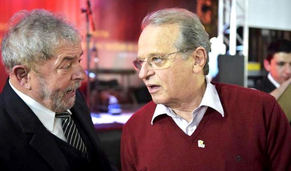 Durante um churrasco com militantes do partido após o Encontro Estadual do PT, o ex-presidente Lula afirmou que está com "tesão de fazer política" e garantiu que irá trabalhar para reeleger o governador Tarso Genro; “No que depender de mim, Tarso vai ser reeleito”, disse Lula; o ex-presidente também comentou sobre o legado do ex-governador Olívio Dutra, pré-candidato ao Senado, alfinetou os opositores Germano Rigotto e Yeda Crusius e criticou a relação da imprensa gaúcha com a política; "Detentores dos meios de comunicação querem ter um governador e querem ter o Senado" (Foto: Aquiles Lins) Durante um churrasco com militantes do partido após o Encontro Estadual do PT, o ex-presidente Lula afirmou que está com "tesão de fazer política" e garantiu que irá trabalhar para reeleger o governador Tarso Genro; “No que depender de mim, Tarso vai ser reeleito”, disse Lula; o ex-presidente também comentou sobre o legado do ex-governador Olívio Dutra, pré-candidato ao Senado, alfinetou os opositores Germano Rigotto e Yeda Crusius e criticou a relação da imprensa gaúcha com a política; "Detentores dos meios de comunicação querem ter um governador e querem ter o Senado"