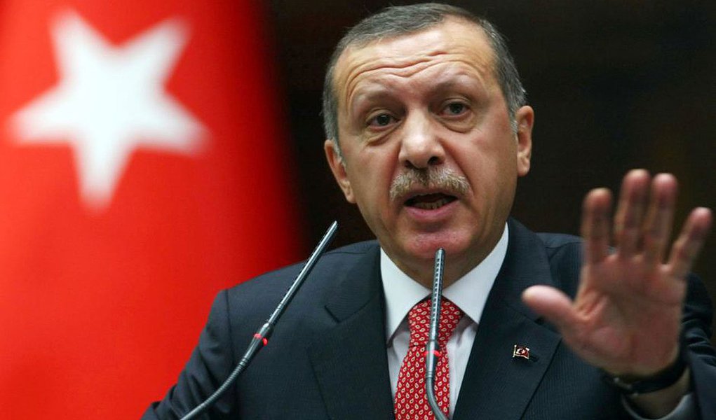 Demissões aconteceram nesta madrugada, no âmbito de um vasto escândalo que envolve aliados políticos do primeiro-ministro Recep Erdogan; medida é adotada no momento em que o Executivo tenta conter um escândalo de corrupção que atingiu o alto escalão do governo, com dez ministros de Estado substituídos (Foto: Gisele Federicce) Demissões aconteceram nesta madrugada, no âmbito de um vasto escândalo que envolve aliados políticos do primeiro-ministro Recep Erdogan; medida é adotada no momento em que o Executivo tenta conter um escândalo de corrupção que atingiu o alto escalão do governo, com dez ministros de Estado substituídos