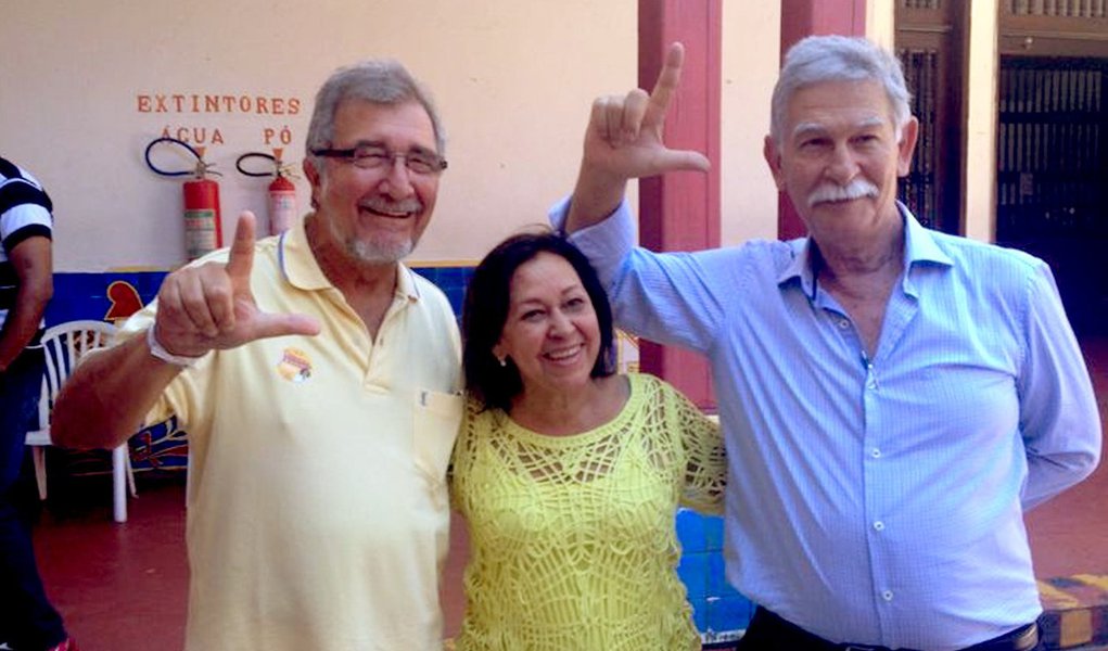 Eduardo Vasconcelos (D) disputava a indicação com o vereador de Salvador Sílvio Humberto (PSB) e seria uma estratégia do partido, já que o ex-gestor municipal transmite uma imagem mais municipalista, de político do interior do estado, mas precisamente da região sudoeste; a única coisa que poderia mudar o rumo da chapa é se um grande nome de outro partido aceitasse andar ao lado de Lídice. Mas, conforme a própria postulante, nem o PSL e nem o PPL têm pretensões de indicar um nome (Foto: Aquiles Lins) Eduardo Vasconcelos (D) disputava a indicação com o vereador de Salvador Sílvio Humberto (PSB) e seria uma estratégia do partido, já que o ex-gestor municipal transmite uma imagem mais municipalista, de político do interior do estado, mas precisamente da região sudoeste; a única coisa que poderia mudar o rumo da chapa é se um grande nome de outro partido aceitasse andar ao lado de Lídice. Mas, conforme a própria postulante, nem o PSL e nem o PPL têm pretensões de indicar um nome