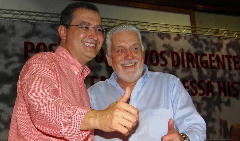 Um dos principais nomes do PT em nível nacional, o governador da Bahia, Jaques Wagner, já começa a preparar o terreno visando à eleição do próximo ano; alinhando a defesa do seu legado com a candidatura do secretário da Casa Civil, Rui Costa (PT), ao governo do estado, disse que o objetivo do seu candidato não será defender a gestão atual, e sim ser "um portador da esperança, do novo, daquilo que ele vai modificar"; para dar fôlego ao postulante, Wagner não poupou elogios ao seu governo: "Foi uma verdadeira revolução silenciosa na Bahia, nos hábitos baianos de fazer política" (Foto: Leonardo Lucena) Um dos principais nomes do PT em nível nacional, o governador da Bahia, Jaques Wagner, já começa a preparar o terreno visando à eleição do próximo ano; alinhando a defesa do seu legado com a candidatura do secretário da Casa Civil, Rui Costa (PT), ao governo do estado, disse que o objetivo do seu candidato não será defender a gestão atual, e sim ser "um portador da esperança, do novo, daquilo que ele vai modificar"; para dar fôlego ao postulante, Wagner não poupou elogios ao seu governo: "Foi uma verdadeira revolução silenciosa na Bahia, nos hábitos baianos de fazer política"