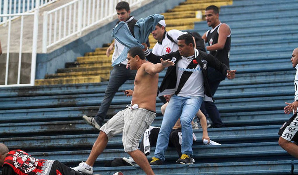 Time carioca apostou no tapetão para tentar impugnar partida contra o Atlético-PR, em Joinville (SC), interrompida por causa da briga entre as torcidas; decisão judicial confirma queda para a Série B (Foto: Roberta Namour) Time carioca apostou no tapetão para tentar impugnar partida contra o Atlético-PR, em Joinville (SC), interrompida por causa da briga entre as torcidas; decisão judicial confirma queda para a Série B
