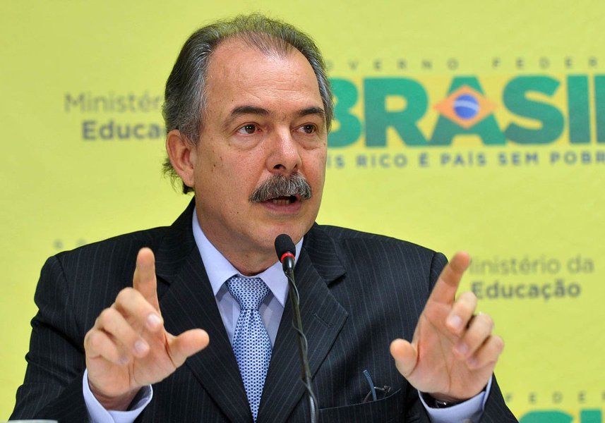 O Ministério da Educação quer levar professores a escolas onde faltam docentes em ação semelhante ao Mais Médicos, segundo anunciou o ministro Aloizio Mercadante; a intenção é que, mediante o pagamento de uma bolsa, professores se disponham a reforçar o quadro dessas escolas (Foto: Leonardo Attuch) O Ministério da Educação quer levar professores a escolas onde faltam docentes em ação semelhante ao Mais Médicos, segundo anunciou o ministro Aloizio Mercadante; a intenção é que, mediante o pagamento de uma bolsa, professores se disponham a reforçar o quadro dessas escolas