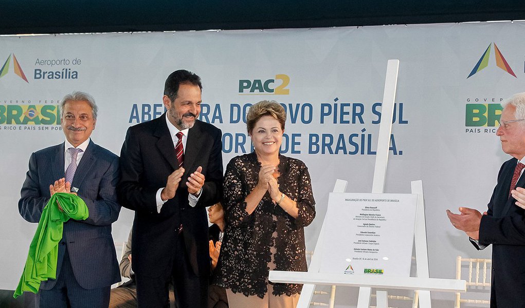 "O dinheiro que nós arrecadamos da outorga onerosa, das concessões aeroportuárias, vai ser destinado à construção de 270 aeroportos nessa primeira fase. Aeroportos essenciais neste país para que nós tenhamos de fato uma logística aeroportuária", disse a presidente Dilma Rousseff, nesta quarta (16), na inauguração do Píer Sul do aeroporto de Brasília (Foto: Valter Lima) "O dinheiro que nós arrecadamos da outorga onerosa, das concessões aeroportuárias, vai ser destinado à construção de 270 aeroportos nessa primeira fase. Aeroportos essenciais neste país para que nós tenhamos de fato uma logística aeroportuária", disse a presidente Dilma Rousseff, nesta quarta (16), na inauguração do Píer Sul do aeroporto de Brasília