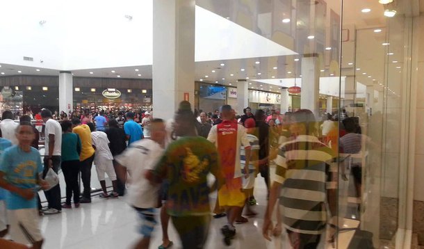 Pedido de liminar foi feito pelo Fashion Mall S.A. e pelo Condomínio Edifício Plaza Shopping à Justiça de Niterói e tinha o objetivo de impedir a ocorrência dos "rolezinhos" no centro comercial; enquanto os autores da ação dizem que o movimento promove tumultos, o Judicário alegou que o direito de ir e vir e de livre manifestação são garantias previstas na Constituição Federal (Foto: Leonardo Lucena) Pedido de liminar foi feito pelo Fashion Mall S.A. e pelo Condomínio Edifício Plaza Shopping à Justiça de Niterói e tinha o objetivo de impedir a ocorrência dos "rolezinhos" no centro comercial; enquanto os autores da ação dizem que o movimento promove tumultos, o Judicário alegou que o direito de ir e vir e de livre manifestação são garantias previstas na Constituição Federal