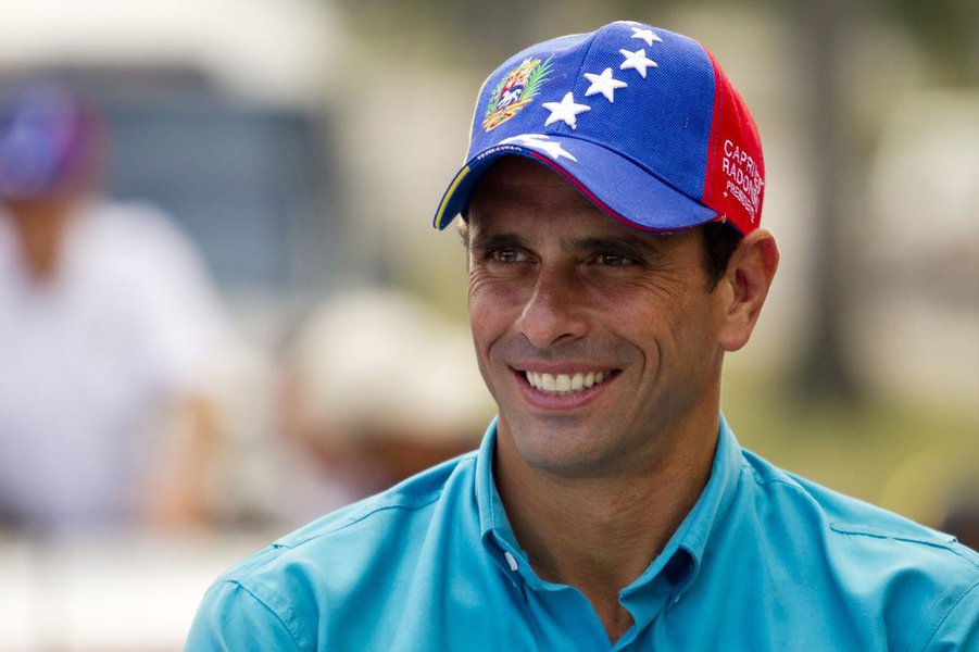 “Onde estará passando as férias a trilogia do mal e a direção opositora? Certamente não é na Venezuela!”, disse a ministra Delcy Rodríguez, em sua conta no Twitter, sobre supostos “desertores” da pátria como Henrique Capriles, que passou as festas de final de ano nos EUA; em seguida, comparou com o presidente venezuelano, Nicolás Maduro: “O presidente operário recebeu o ano junto com o povo, acompanhado do prefeito de Caracas e membros de seu gabinete nacional na Praça Bolívar!” (Foto: Roberta Namour) “Onde estará passando as férias a trilogia do mal e a direção opositora? Certamente não é na Venezuela!”, disse a ministra Delcy Rodríguez, em sua conta no Twitter, sobre supostos “desertores” da pátria como Henrique Capriles, que passou as festas de final de ano nos EUA; em seguida, comparou com o presidente venezuelano, Nicolás Maduro: “O presidente operário recebeu o ano junto com o povo, acompanhado do prefeito de Caracas e membros de seu gabinete nacional na Praça Bolívar!”