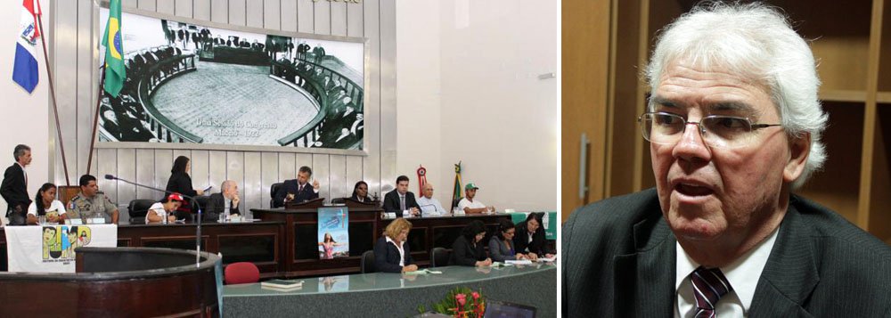 Há 45 dias o Ministério Público de Alagoas vem analisando as denúncias de irregularidades na folha de pagamento da Assembleia Legislativa. 15 promotores participam das investigações. Após as denúncias, a Mesa Diretora adotou medidas para minimizar a polêmica, mas não vem conseguindo resultados. De acordo com o chefe do MP, Sérgio Jucá, a análise dos documentos enviados pela ALE não os convenceram porque os "documentos são inconsistentes". (Foto: Voney Malta) Há 45 dias o Ministério Público de Alagoas vem analisando as denúncias de irregularidades na folha de pagamento da Assembleia Legislativa. 15 promotores participam das investigações. Após as denúncias, a Mesa Diretora adotou medidas para minimizar a polêmica, mas não vem conseguindo resultados. De acordo com o chefe do MP, Sérgio Jucá, a análise dos documentos enviados pela ALE não os convenceram porque os "documentos são inconsistentes".