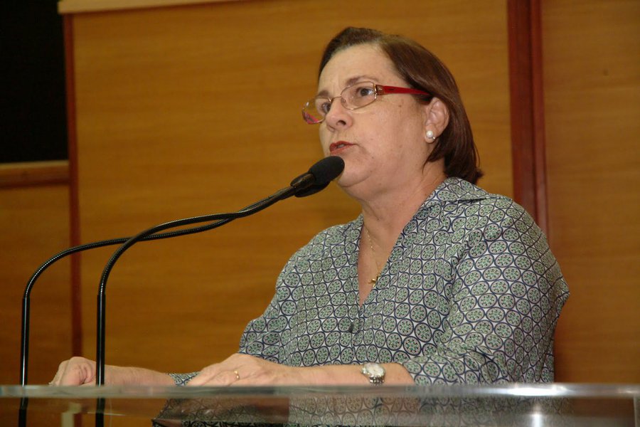 "Está muito evidente. Há toda uma manipulação do regimento interno para dificultar a aprovação. Se estamos numa disputa de projeto, o correto é cada deputado colocar nosso ponto de vista e avaliações e colocar em votação. A Casa é plural. O deputado tem autonomia para expressar o que pensa e dar seu voto. O que não pode é estar dificultando a votação", afirmou a deputada estadual Ana Lúcia (PT) em entrevista ao Sergipe 247 (Foto: Valter Lima) "Está muito evidente. Há toda uma manipulação do regimento interno para dificultar a aprovação. Se estamos numa disputa de projeto, o correto é cada deputado colocar nosso ponto de vista e avaliações e colocar em votação. A Casa é plural. O deputado tem autonomia para expressar o que pensa e dar seu voto. O que não pode é estar dificultando a votação", afirmou a deputada estadual Ana Lúcia (PT) em entrevista ao Sergipe 247