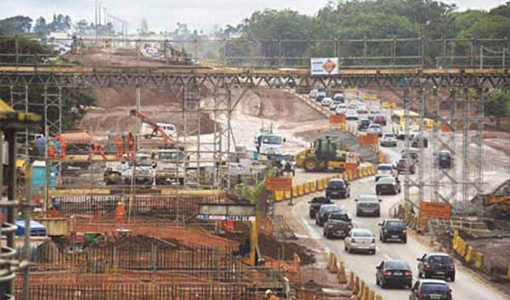 Segundo o jornal Correio Braziliense, novo sistema prevê a passagem de ônibus articulados pelo Eixão Sul. Em testes, a mudança resultou em atraso de 4 minutos na viagem. Na Rodoviária, uma subestação de vidro será construída, mudando o cenário tombado (Foto: Aquiles Lins) Segundo o jornal Correio Braziliense, novo sistema prevê a passagem de ônibus articulados pelo Eixão Sul. Em testes, a mudança resultou em atraso de 4 minutos na viagem. Na Rodoviária, uma subestação de vidro será construída, mudando o cenário tombado