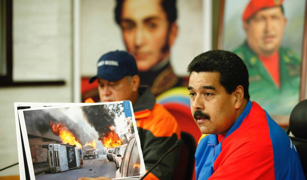 Presidente venezuelano alega que o governo dos Estados Unidos deu “luz verde” a um plano para retirá-lo do poder: “Ainda que neguem umas mil vezes, sei que isso aconteceu”; a suposta conspiração para rachar a América Latina teria as participações dos presidentes da Colômbia, Juan Manuel Santos, do Chile, Sebastián Piñera, e do Panamá, Ricardo Martinelli; veiculos de mídia internacional, como a CNN, Telemundo, Univision e Fox New, “veiculam a imagem de que o país está à beira de uma guerra civil”, acusa (Foto: Realle Palazzo-Martini) Presidente venezuelano alega que o governo dos Estados Unidos deu “luz verde” a um plano para retirá-lo do poder: “Ainda que neguem umas mil vezes, sei que isso aconteceu”; a suposta conspiração para rachar a América Latina teria as participações dos presidentes da Colômbia, Juan Manuel Santos, do Chile, Sebastián Piñera, e do Panamá, Ricardo Martinelli; veiculos de mídia internacional, como a CNN, Telemundo, Univision e Fox New, “veiculam a imagem de que o país está à beira de uma guerra civil”, acusa