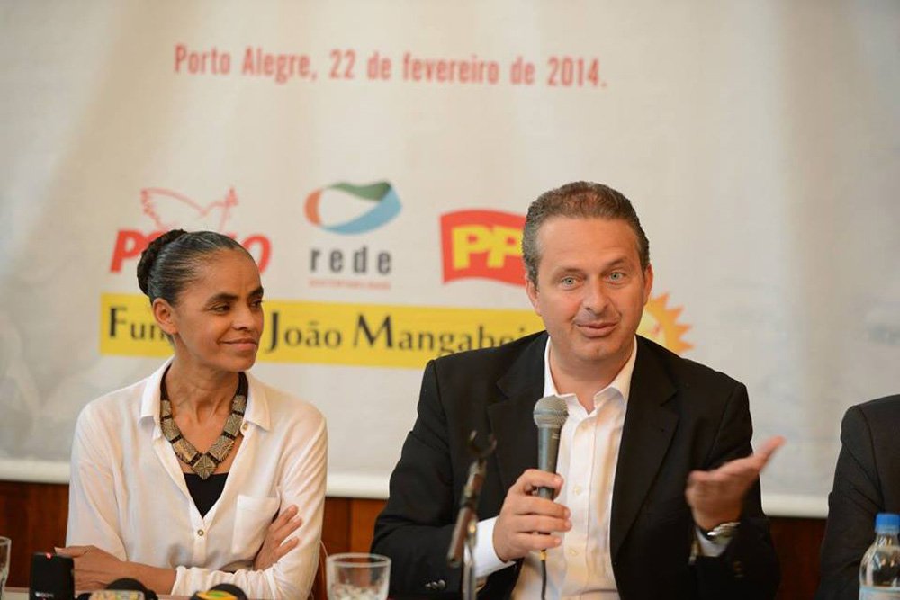 O governador de Pernambuco e presidenciável pelo PSB, Eduardo Campos, aumentou o tom das críticas feitas à administração da presidente Dilma Rousseff (PT) nas Redes Sociais; a partir de um vídeo postado pela equipe do PSB em sua página oficial no Facebook, o gestor reforçou a necessidade de um novo pacto político a ser feito no Brasil e pediu, literalmente, a saída da presidente Dilma Rousseff (PT) e do PT do comando do Executivo Federal; na filmagem, realizada durante o encontro programático feito pelo PSB em Porto Alegre, no último fim de semana, Campos aparece afirmando que a “nova política” somente poderá ser atingida “se mudar este governo que está aí”; a frase também foi destacada no Facebook (Foto: Paulo Emílio) O governador de Pernambuco e presidenciável pelo PSB, Eduardo Campos, aumentou o tom das críticas feitas à administração da presidente Dilma Rousseff (PT) nas Redes Sociais; a partir de um vídeo postado pela equipe do PSB em sua página oficial no Facebook, o gestor reforçou a necessidade de um novo pacto político a ser feito no Brasil e pediu, literalmente, a saída da presidente Dilma Rousseff (PT) e do PT do comando do Executivo Federal; na filmagem, realizada durante o encontro programático feito pelo PSB em Porto Alegre, no último fim de semana, Campos aparece afirmando que a “nova política” somente poderá ser atingida “se mudar este governo que está aí”; a frase também foi destacada no Facebook