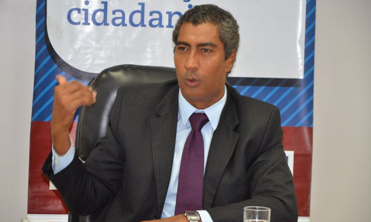 Vazaram trechos de denúncia feita por servidoras contra o secretário de Justiça, Cidadania e Direitos Humanos, Almiro Sena; ele é acusado de assédio moral e sexual; uma das supostas vítimas descreve como o secretário e promotor de Justiça teria praticado o assédio. "...sendo chamada diversas vezes em seu gabinete, onde foi constrangida pelo então secretário da pasta em seu gabinete... Lá este abraçava, abordava assuntos e atitudes íntimas de maneira continuada, aproveitando o gesto para encostar na perna da servidora seu órgão sexual, além de tentar beijá-la à força" (Foto: Romulo Faro) Vazaram trechos de denúncia feita por servidoras contra o secretário de Justiça, Cidadania e Direitos Humanos, Almiro Sena; ele é acusado de assédio moral e sexual; uma das supostas vítimas descreve como o secretário e promotor de Justiça teria praticado o assédio. "...sendo chamada diversas vezes em seu gabinete, onde foi constrangida pelo então secretário da pasta em seu gabinete... Lá este abraçava, abordava assuntos e atitudes íntimas de maneira continuada, aproveitando o gesto para encostar na perna da servidora seu órgão sexual, além de tentar beijá-la à força"