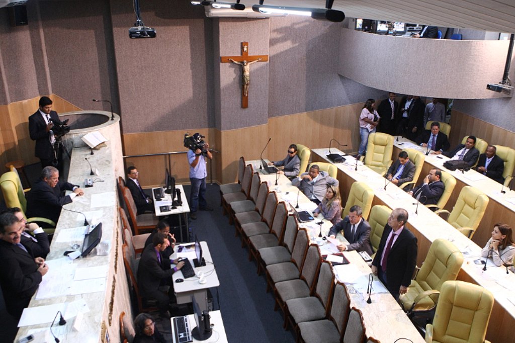 Projeto aprovado na Câmara nesta quarta (16) amplia o valor do empréstimo que a prefeitura fará ao Banco Interamericano de Desenvolvimento (BID) de US$ 60 milhões para US$ 132 milhões; em moeda nacional, o novo valor do empréstimo ultrapassa os R$ 300 milhões; recurso, que inicialmente seria utilizado apenas na obra da nova avenida da cidade (a Perimetral Oeste), terá agora outras destinações; será implantada toda a área vicinal da nova via, com um centro integrado de atividades de lazer e praças de esporte, além da revitalização do Parque da Sementeira e a revisão do Plano Diretor (Foto: Valter Lima) Projeto aprovado na Câmara nesta quarta (16) amplia o valor do empréstimo que a prefeitura fará ao Banco Interamericano de Desenvolvimento (BID) de US$ 60 milhões para US$ 132 milhões; em moeda nacional, o novo valor do empréstimo ultrapassa os R$ 300 milhões; recurso, que inicialmente seria utilizado apenas na obra da nova avenida da cidade (a Perimetral Oeste), terá agora outras destinações; será implantada toda a área vicinal da nova via, com um centro integrado de atividades de lazer e praças de esporte, além da revitalização do Parque da Sementeira e a revisão do Plano Diretor