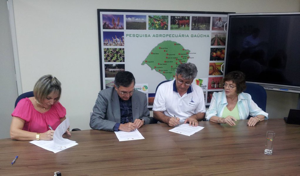 Representantes do governo do estado assinaram dois acordos de cooperação com o Labiofam, laboratório cubano reconhecido mundialmente pela excelência na pesquisa e produção de insumos biológicos e medicamentos; a parceria envolve o intercâmbio de experiências nas áreas da saúde e agroecologia
(Foto: Leonardo Lucena) Representantes do governo do estado assinaram dois acordos de cooperação com o Labiofam, laboratório cubano reconhecido mundialmente pela excelência na pesquisa e produção de insumos biológicos e medicamentos; a parceria envolve o intercâmbio de experiências nas áreas da saúde e agroecologia