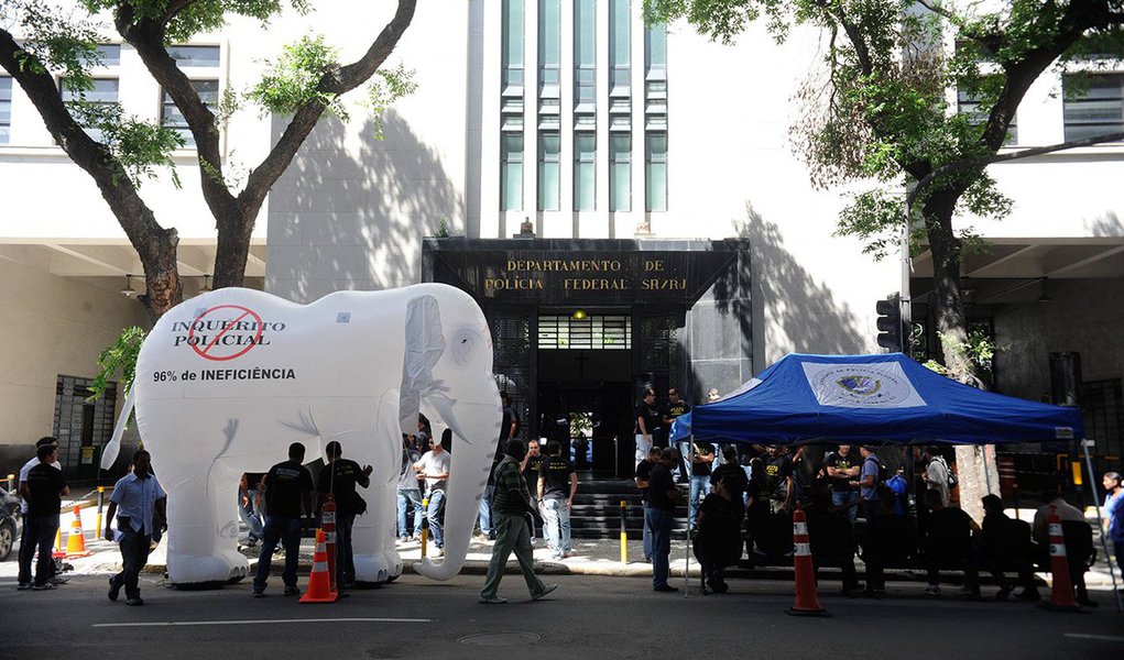 Dezenas de profissionais participaram de manifestação por melhores condições de trabalho, reestruturação das carreiras e modernização dos inquéritos policiais; a categoria ameaça fazer greve durante a Copa, se as reivindicações não forem atendidas pelo governo federal; a expectativa é que os 1,3 mil funcionários participem da paralisação nacional que se estenderá até quinta-feira (13), segundo o Sindicato dos Servidores do Departamento de PF do Rio (Foto: Leonardo Lucena) Dezenas de profissionais participaram de manifestação por melhores condições de trabalho, reestruturação das carreiras e modernização dos inquéritos policiais; a categoria ameaça fazer greve durante a Copa, se as reivindicações não forem atendidas pelo governo federal; a expectativa é que os 1,3 mil funcionários participem da paralisação nacional que se estenderá até quinta-feira (13), segundo o Sindicato dos Servidores do Departamento de PF do Rio