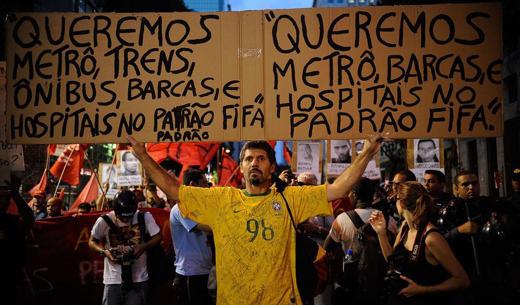 Nível de insatisfação geral no País é de 72%, de acordo com o estudo do Centro de Pesquisa Pew, com sede em Washington; pouco antes das manifestações de junho do ano passado, levantamento da mesma instituição mostrou esse patamar em 55%; de seis a cada 10 entrevistados disseram que sediar a Copa é ruim para o Brasil (Foto: Gisele Federicce) Nível de insatisfação geral no País é de 72%, de acordo com o estudo do Centro de Pesquisa Pew, com sede em Washington; pouco antes das manifestações de junho do ano passado, levantamento da mesma instituição mostrou esse patamar em 55%; de seis a cada 10 entrevistados disseram que sediar a Copa é ruim para o Brasil