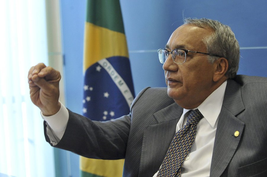 Ex-ministro de Turismo, Gastão Vieira acredita que o fato de o adversário Flávio Dino (PCdoB) ter-se aliado ao PSDB deve aumentar o apoio que Lobão Filho receberá do PT, da presidente Dilma e do ex-presidente Lula; segundo ele, Dino transformou uma disputa que seria local em um caso nacional, ao pedir a bênção do senador Aécio Neves (Foto: Itevaldo Junior) Ex-ministro de Turismo, Gastão Vieira acredita que o fato de o adversário Flávio Dino (PCdoB) ter-se aliado ao PSDB deve aumentar o apoio que Lobão Filho receberá do PT, da presidente Dilma e do ex-presidente Lula; segundo ele, Dino transformou uma disputa que seria local em um caso nacional, ao pedir a bênção do senador Aécio Neves