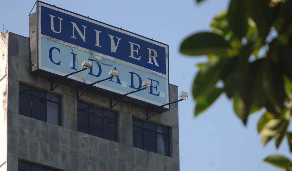 Uma confusão tomou conta das proximidades da UniverCidade, no Centro do Rio; uma fila gigantesca de alunos e ex-alunos alastrou-se por três quarteirões, para a retirada da diplomas, certificados de conclusão e de transferência de curso, após a instituição ser descredenciada pelo MEC, em janeiro; no entanto, como os documentos não estavam disponíveis, houve tumulto e a PM foi acionada (Foto: Leonardo Lucena) Uma confusão tomou conta das proximidades da UniverCidade, no Centro do Rio; uma fila gigantesca de alunos e ex-alunos alastrou-se por três quarteirões, para a retirada da diplomas, certificados de conclusão e de transferência de curso, após a instituição ser descredenciada pelo MEC, em janeiro; no entanto, como os documentos não estavam disponíveis, houve tumulto e a PM foi acionada