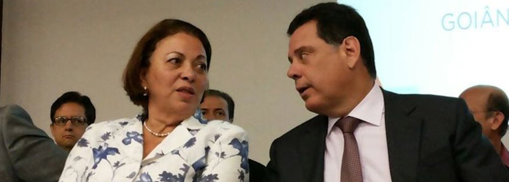 Ministra das Relações Institucionais mandou de Goiânia recado duro aos profissionais que criticam o programa Mais Médicos do governo federal: “Vai vir médico de Cuba, da Argentina, da China, de onde tiver. Tudo pra colocar médico no Brasil”; para Ideli, os salários oferecidos aos médicos brasileiros para atuarem em cidades do interior são altos e mesmo assim eles rejeitam o trabalho; em evento na capital goiana, a ministra sentou-se ao lado do governador tucano Marconi Perillo e defendeu parcerias entre os governos federal e estaduais, independentemente de rivalidades partidárias (Foto: Realle Palazzo-Martini) Ministra das Relações Institucionais mandou de Goiânia recado duro aos profissionais que criticam o programa Mais Médicos do governo federal: “Vai vir médico de Cuba, da Argentina, da China, de onde tiver. Tudo pra colocar médico no Brasil”; para Ideli, os salários oferecidos aos médicos brasileiros para atuarem em cidades do interior são altos e mesmo assim eles rejeitam o trabalho; em evento na capital goiana, a ministra sentou-se ao lado do governador tucano Marconi Perillo e defendeu parcerias entre os governos federal e estaduais, independentemente de rivalidades partidárias
