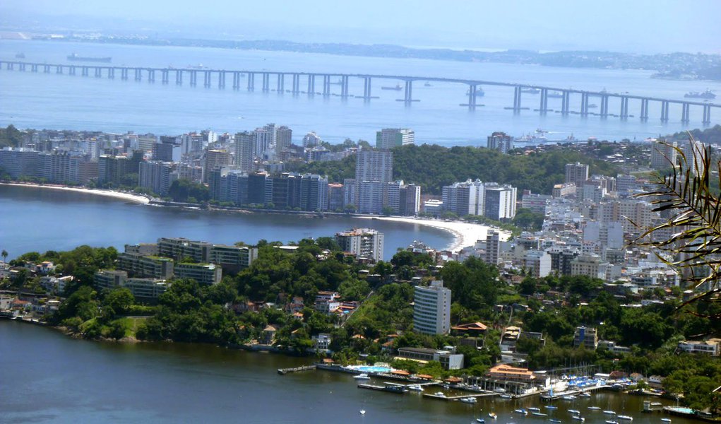Para conter a criminalidade em Niterói, na região metropolitana do Rio, a cúpula de segurança do estado anunciou medidas que incluem reforço do efetivo policial na cidade; no último fim de semana, houve um protesto contra operações policiais na favela do Caramujo; manifestantes incendiaram ônibus e carros; dois jovens morreram na favela durante o feriadão; um foi baleado durante um tiroteio e outro bateu de moto no carro blindado da PM (Foto: Leonardo Lucena) Para conter a criminalidade em Niterói, na região metropolitana do Rio, a cúpula de segurança do estado anunciou medidas que incluem reforço do efetivo policial na cidade; no último fim de semana, houve um protesto contra operações policiais na favela do Caramujo; manifestantes incendiaram ônibus e carros; dois jovens morreram na favela durante o feriadão; um foi baleado durante um tiroteio e outro bateu de moto no carro blindado da PM