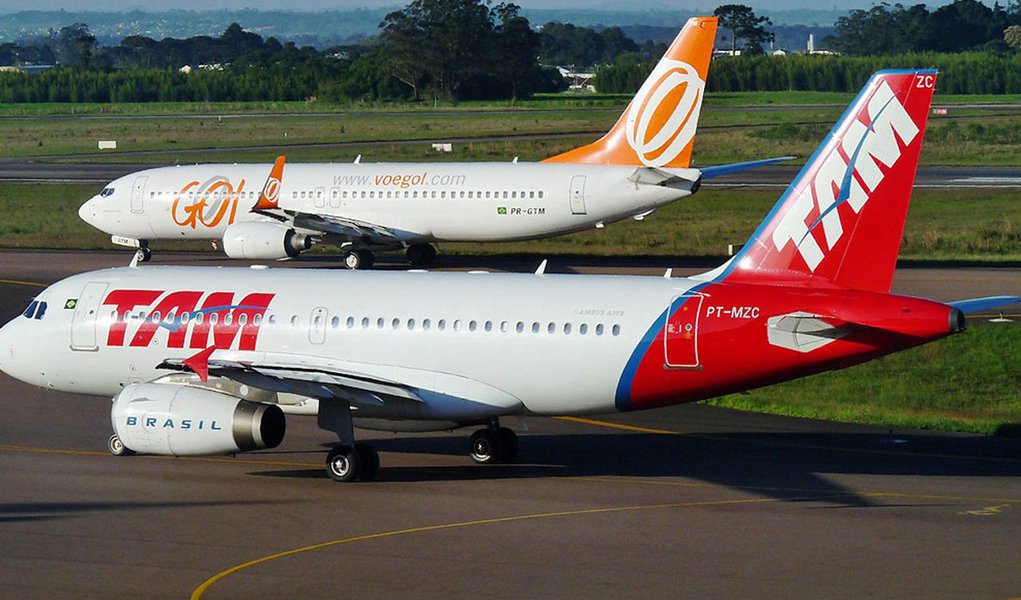 Com a alta do dólar e o reflexo no preço dos combustíveis, as empresas aéreas querem a ajuda do governo federal para amenizar os prejuízos; uma das sugestões é que o Fundo Nacional de Aviação Civil cubra, pelo prazo de 180 a 240 dias, o custo das empresas com as tarifas aeroportuárias (Foto: Leonardo Attuch) Com a alta do dólar e o reflexo no preço dos combustíveis, as empresas aéreas querem a ajuda do governo federal para amenizar os prejuízos; uma das sugestões é que o Fundo Nacional de Aviação Civil cubra, pelo prazo de 180 a 240 dias, o custo das empresas com as tarifas aeroportuárias