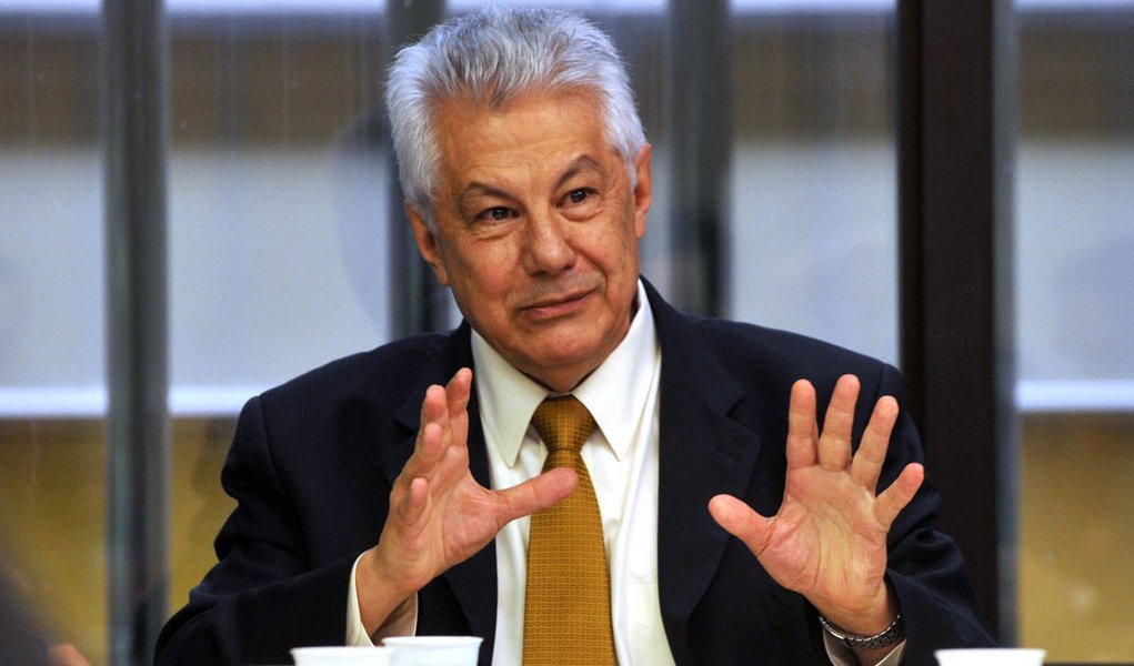 Ministros de 12 pastas estratégicas passarão a atender os deputados no gabinete da liderança do governo; de acordo com o líder do governo na Câmara dos Deputados, Arlindo Chinaglia (PT-SP), há uma disposição do Executivo de ampliar o diálogo com a base e ficou acertado que será definida uma pauta estratégica de projetos de interesse dos líderes para serem votados neste primeiro semestre, uma vez que os trabalhos no Congresso ficarão reduzidos no período eleitoral (Foto: Roberta Namour) Ministros de 12 pastas estratégicas passarão a atender os deputados no gabinete da liderança do governo; de acordo com o líder do governo na Câmara dos Deputados, Arlindo Chinaglia (PT-SP), há uma disposição do Executivo de ampliar o diálogo com a base e ficou acertado que será definida uma pauta estratégica de projetos de interesse dos líderes para serem votados neste primeiro semestre, uma vez que os trabalhos no Congresso ficarão reduzidos no período eleitoral